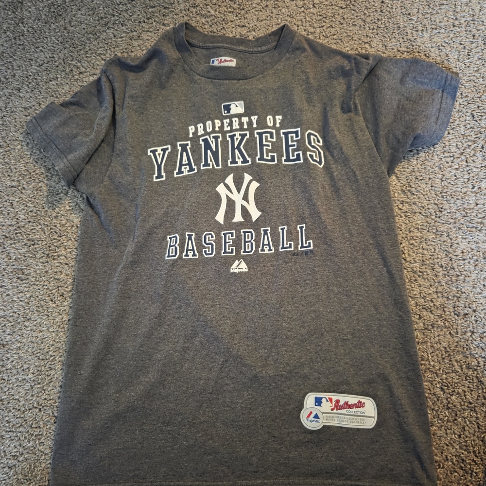 Majestic Gray Yankees Short Sleeve Tee